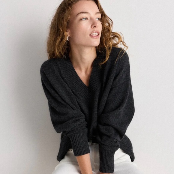 NWT QUINCE Women Mongolian Cashmere Oversized V-Neck Sweater Heather Charcoal XS - Picture 10 of 11